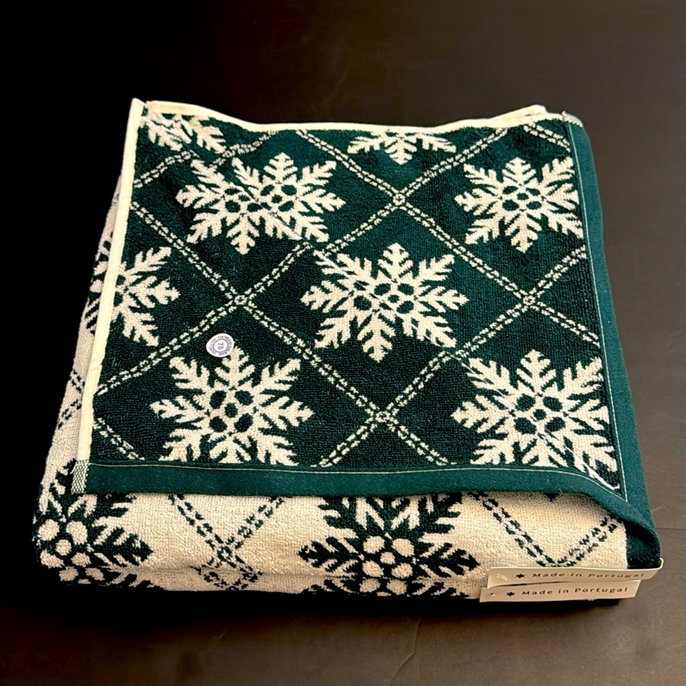 6pc BIANCA Holiday Motif Reversible Snowflakes Towel Set- Green/White - Picture 3 of 6